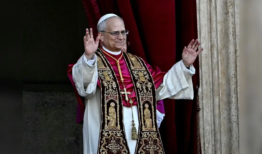 Fumata blanca anunció al cardenal Robert Francis Prevost como el nuevo Papa. Foto: EFE