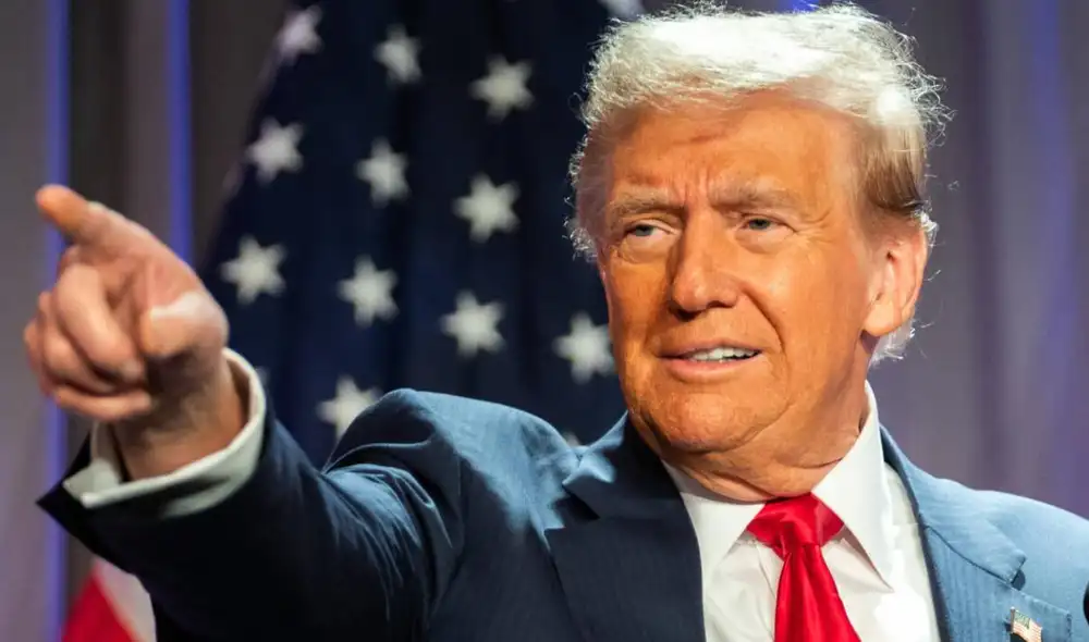 Donald Trump podría firmar acuerdos para deportar inmigrantes a otros países además de El Salvador. Foto: Composición LR