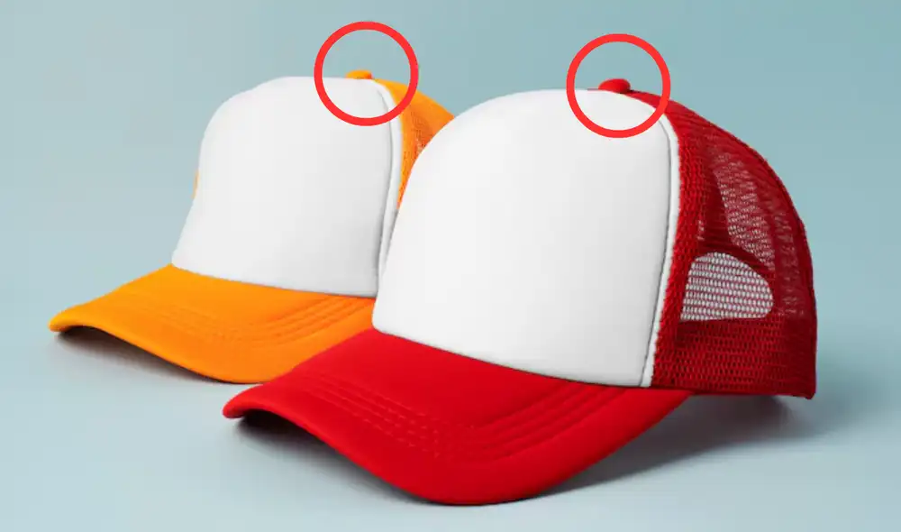 El botón que adorna la parte superior de las gorras no es una excepción. Foto: FreePik