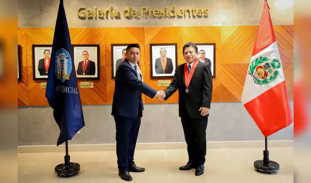 Durante la ceremonia, Li Córdova felicitó a Ramírez Macalupú y lo instó a ejercer su labor con transparencia y responsabilidad. Durante la ceremonia, Li Córdova felicitó a Ramírez Macalupú y lo instó a ejercer su labor con transparencia y responsabilidad.