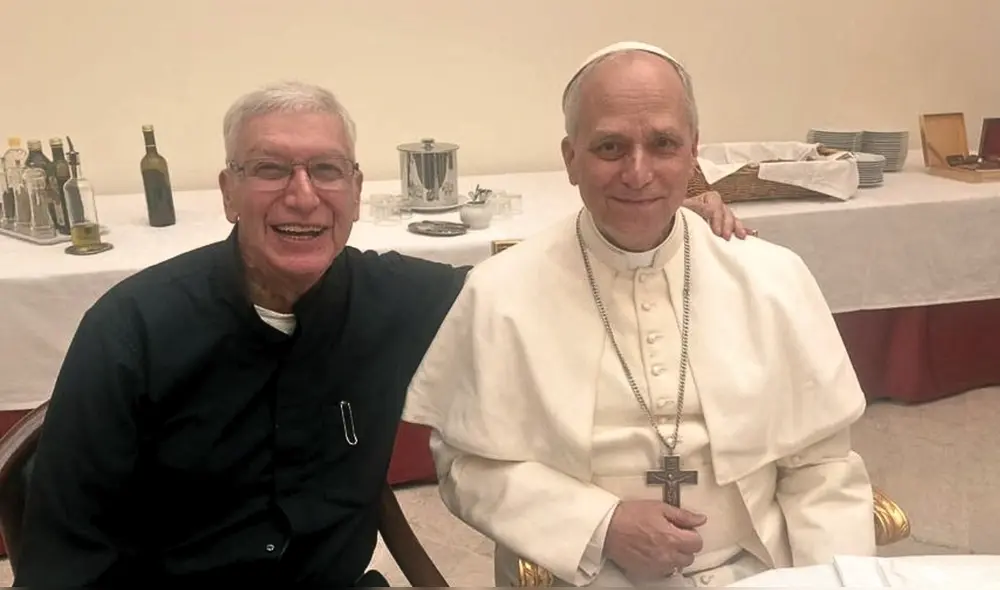 El papa León XIV y el cardenal Carlos Castillo compartieron un emotivo momento tras la primera misa del nuevo pontífice en la Capilla Sixtina. | Foto: Arzobispado de Lima.