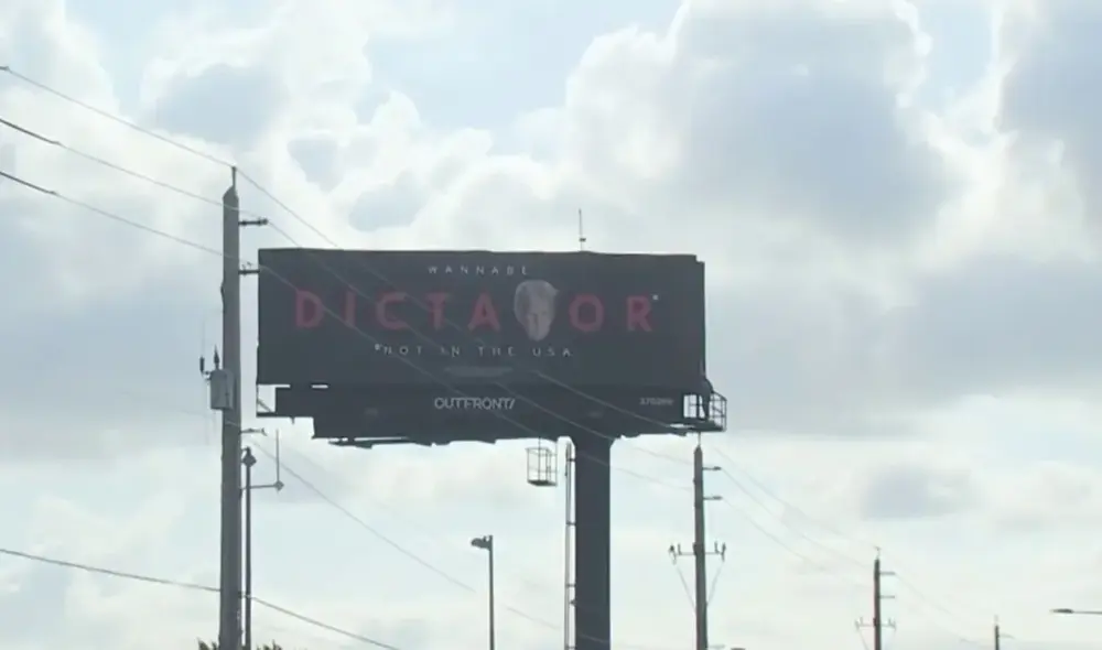 Un grupo activista instaló un cartel con el mensaje 'Wannabe Dictator' junto a Trump.