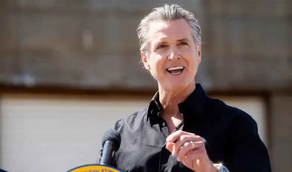 Ley firmada por Gavin Newsom prohíbe solicitar licencias de conducir de California a empleadores como requisito de trabajo.