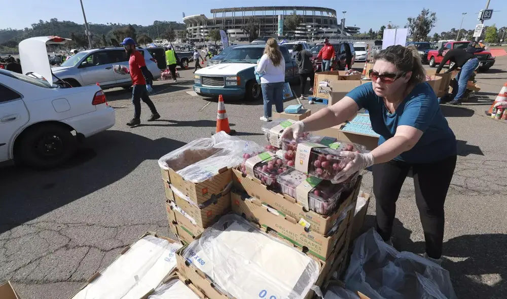 En California, los bancos de comida ofrecen alimentos gratuitos a familias sin registro previo. En California, los bancos de comida ofrecen alimentos gratuitos a familias sin registro previo.