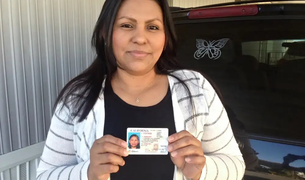 Para calificar para la licencia AB 60, los inmigrantes deben presentar documentos que acrediten su identidad y residencia en California.
