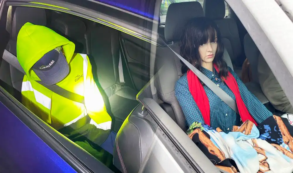 Maniquíes son colocados para pasar por carril compartido de manera indebido en Estados Unidos.