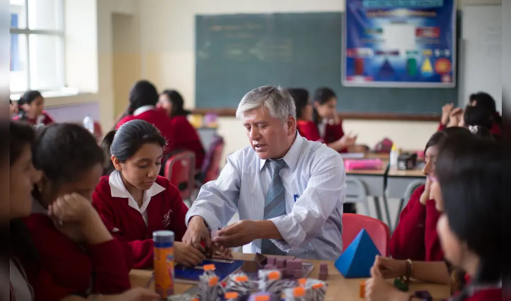 El docente no solo imparte conocimientos, sino que también actúa como un modelo a seguir. Foto: Difusión El docente no solo imparte conocimientos, sino que también actúa como un modelo a seguir. Foto: Difusión