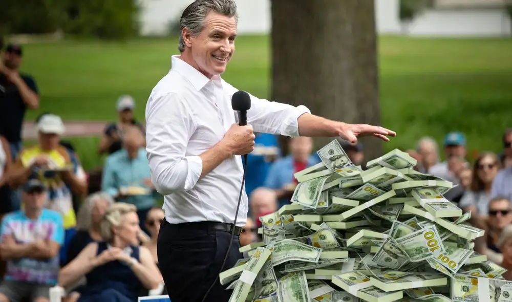 California, gobernada por Gavin Newsom, dará un gran paso en 2025 con el aumento del salario mínimo en varias ciudades.