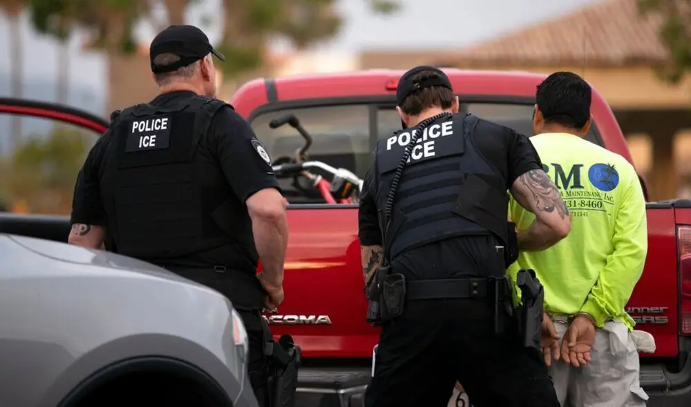 ICE realizó una redada en Houston donde detuvo a 422 inmigrantes ilegales. ICE realizó una redada en Houston donde detuvo a 422 inmigrantes ilegales.