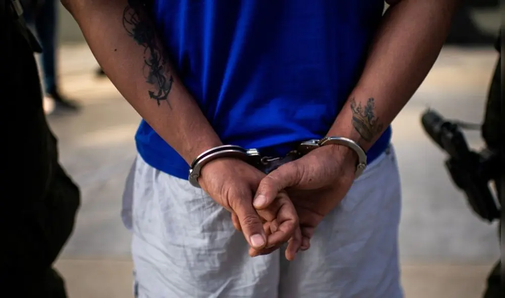 Un detenido muestra los tatuajes relacionados al Tren de Aragua.