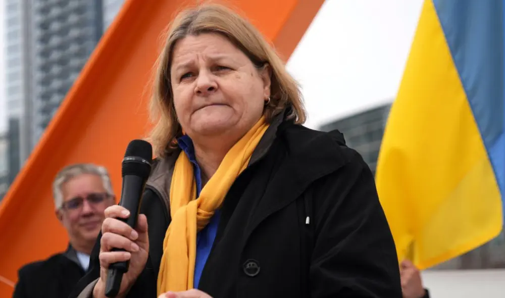 Un jurado federal en EE. UU. acusa a Hannah Dugan, de ayudar al inmigrante Eduardo Flores a evadir al ICE en Wisconsin.