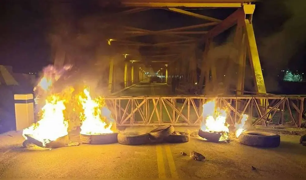 El puente Internacional de Ilave permanecerá bloqueado hasta la 1.00 p.m. de este 14 de mayo. Foto: Noticias Ilave El puente Internacional de Ilave permanecerá bloqueado hasta la 1.00 p.m. de este 14 de mayo. Foto: Noticias Ilave