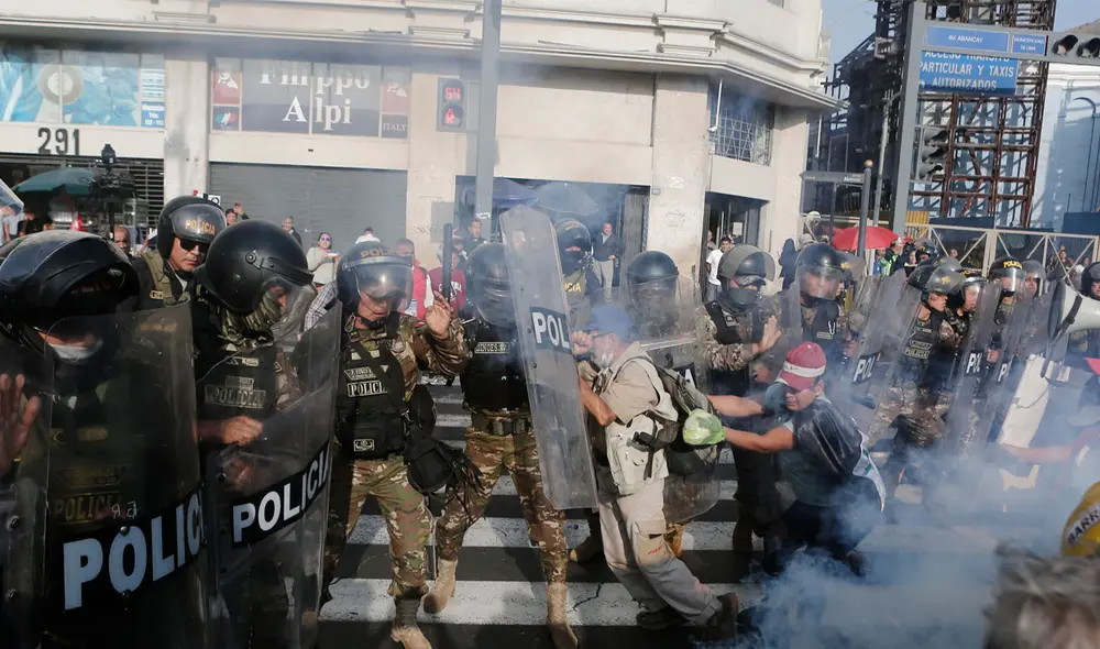 Ciudadanos protestan en la avenida Abancay. Foto: Marco Cotrina - La República