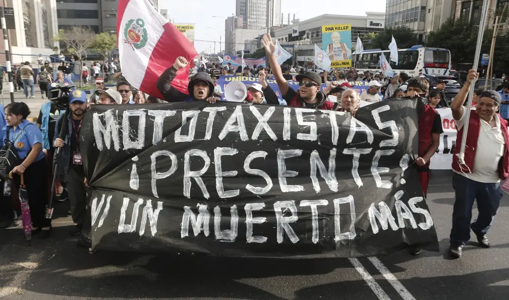 Diferentes gremios se sumaron al paro de transportes de hoy, 14 de mayo. Foto: Marco Cotrina
