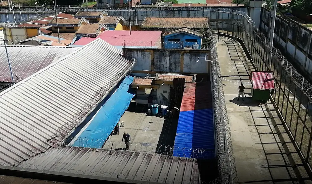 Personal penitenciario inspecciona los techos de los reclusorios. Foto: Inpe Personal penitenciario inspecciona los techos de los reclusorios. Foto: Inpe