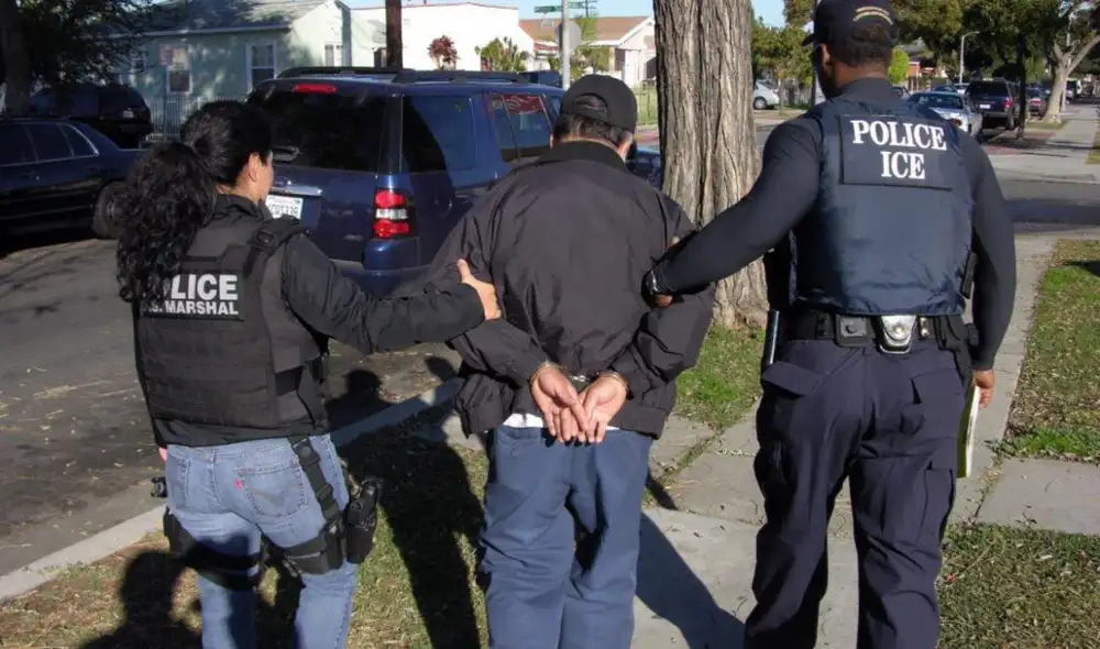 Inmigrantes en Texas deben contar con este documento especial que certifica su estatus legal si no quieren ser detenidos por ICE.