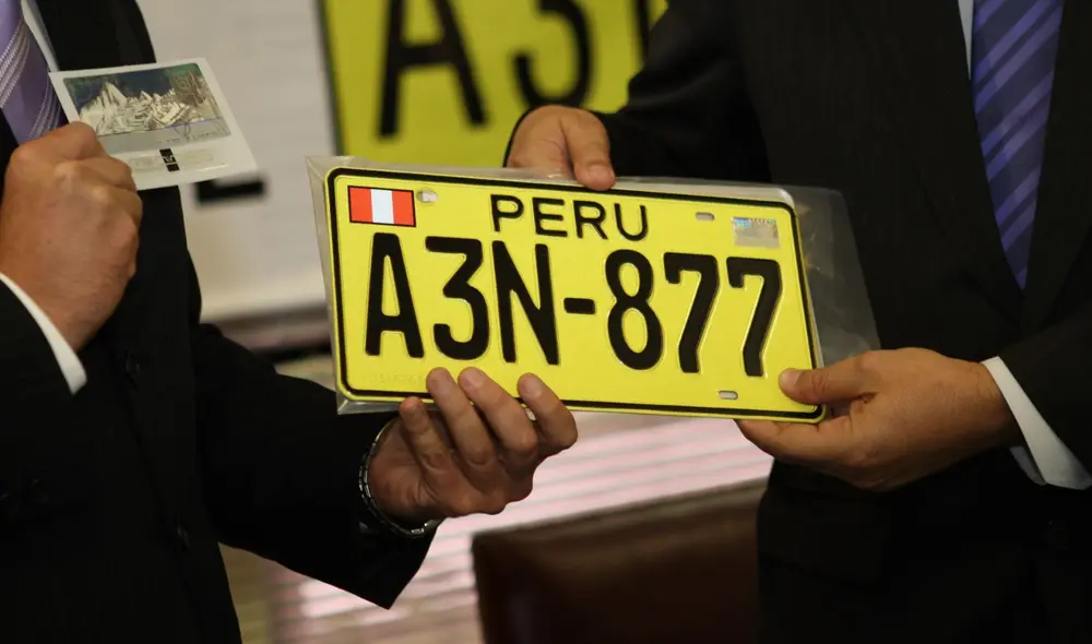 Los cambios en la placa deben realizarse entre el 2025 y el 2027, según cronograma del MTC. Foto: composición LR/Andina