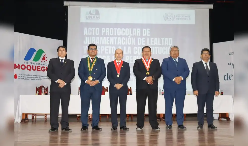 Durante la ceremonia, los futuros abogados se comprometen a cumplir con los preceptos de la Constitución Política del Perú.
