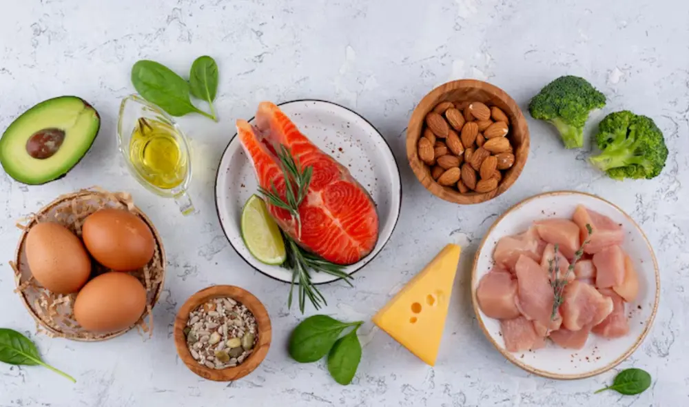 La vitamina B12 es esencial para diversas funciones del organismo, incluyendo la formación de glóbulos rojos y la protección de las fibras nerviosas. Foto: FreePik