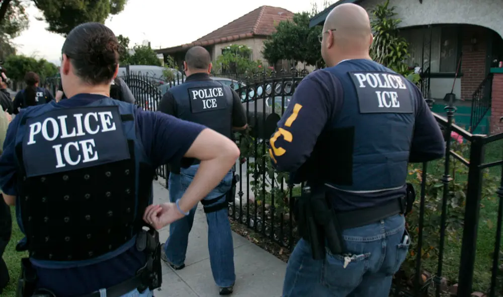ICE arrestó a 239 inmigrantes indocumentados en una redada en Los Ángeles, California.