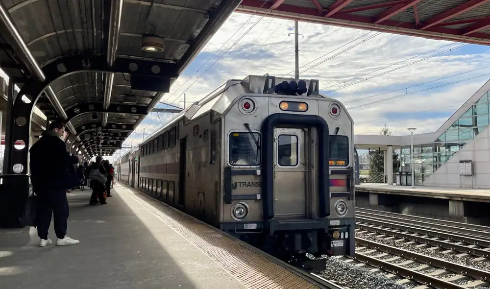 Viajeros en Nueva Jersey enfrentarían caos si NJ Transit suspende trenes el viernes. Viajeros en Nueva Jersey enfrentarían caos si NJ Transit suspende trenes el viernes.