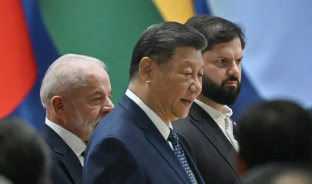 El presidente de China, Xi Jinping, rodeado de los mandatarios Lula da Silva y Gabriel Boric, durante la cumbre Celac 2025. Foto: AFP El presidente de China, Xi Jinping, rodeado de los mandatarios Lula da Silva y Gabriel Boric, durante la cumbre Celac 2025. Foto: AFP