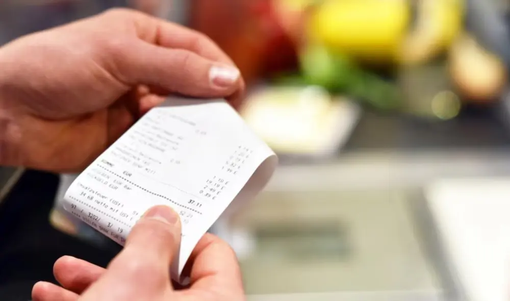 Elementos tóxicos están presentes en las boletas de pago y pueden ingresar al cuerpo al tocarlas. Foto: El HuffPost