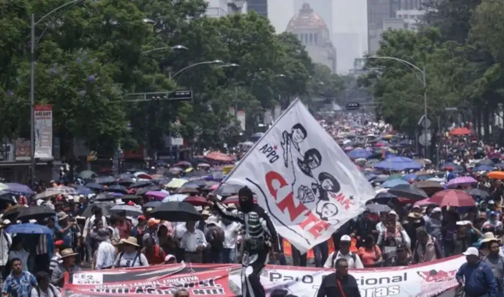 Maestros de la CNTE avanzan por Reforma rumbo al Zócalo capitalino