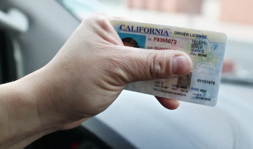 La Ley AB 60 en California permite a inmigrantes sin documentos obtener una licencia de conducir.