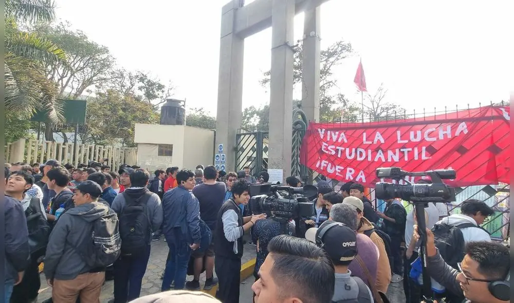 Estudiantes de la UNI toman casa de estudios para buscar la salida de la vicerrectora académica. Foto: Composición LR/Kevin García/URPI-LR