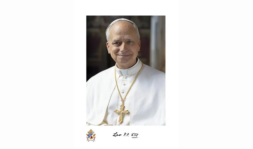 El Vaticano ha revelado la foto oficial del nuevo papa, León XIV, que incluye su firma en latín y la cruz relicario que lo acompaña. Foto: Vatican Media