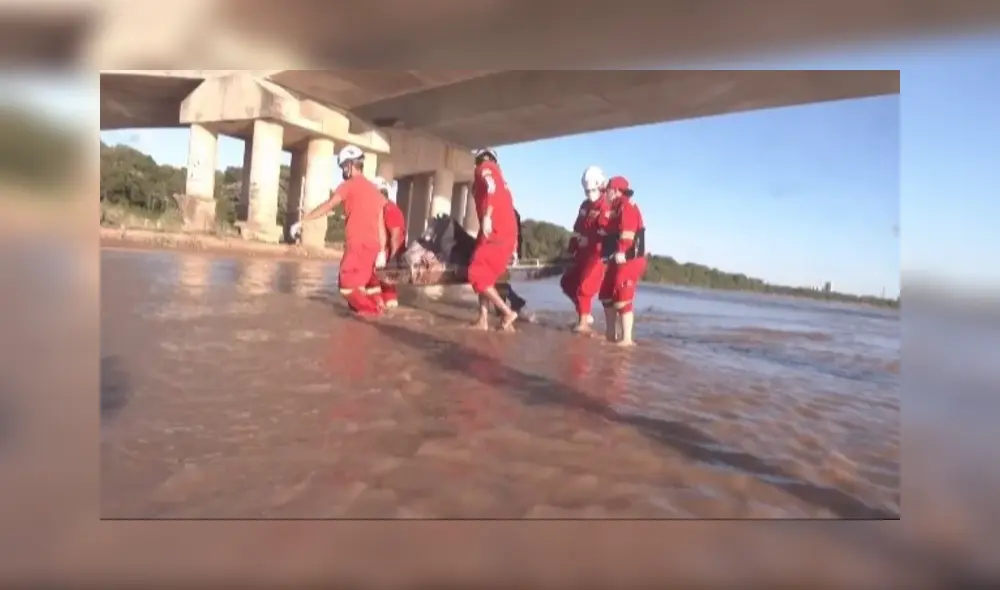 El cadáver fue encontrado por bomberos dentro de una maleta. Foto: Red Uno de Bolivia El cadáver fue encontrado por bomberos dentro de una maleta. Foto: Red Uno de Bolivia