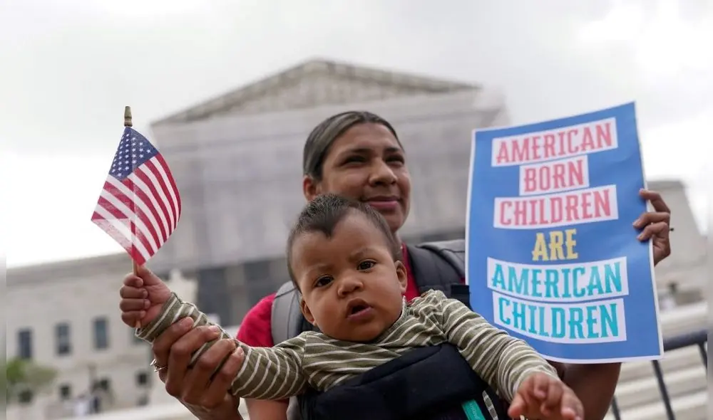 Inmigrantes protestan para que no les quiten la ciudadanía por nacimiento en Estados Unidos.