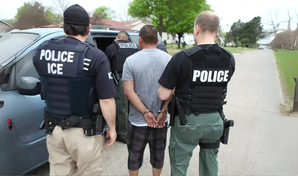 La decisión busca reducir el temor de inmigrantes al tratar con la policía local. La decisión busca reducir el temor de inmigrantes al tratar con la policía local.