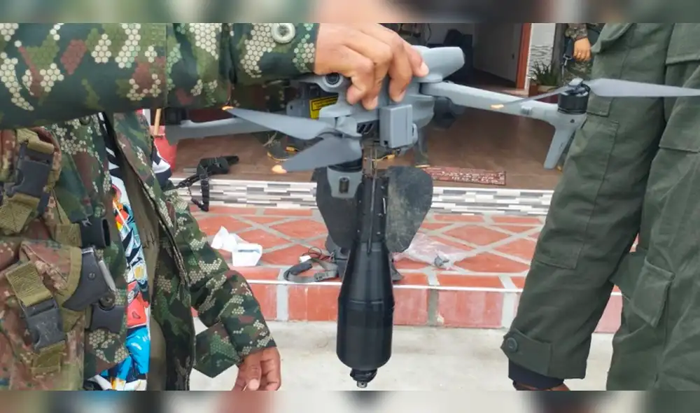 Militares con un dron explosivo. Foto: El país