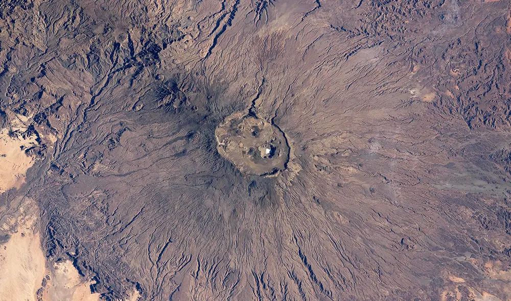 En el norte del Chad, el pico más alto del desierto del Sahara está coronado por una capa de sal, no de nieve. Foto: NASA