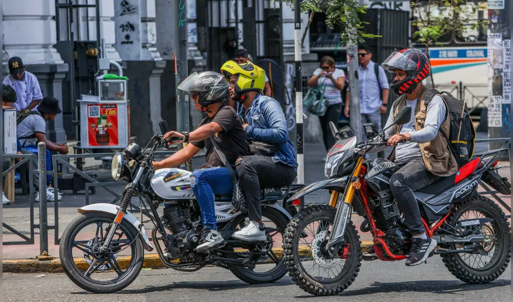 El Gobierno emitió un decreto que establece restricciones sobre el traslado de dos personas en una motocicleta Foto: Ojo público El Gobierno emitió un decreto que establece restricciones sobre el traslado de dos personas en una motocicleta Foto: Ojo público