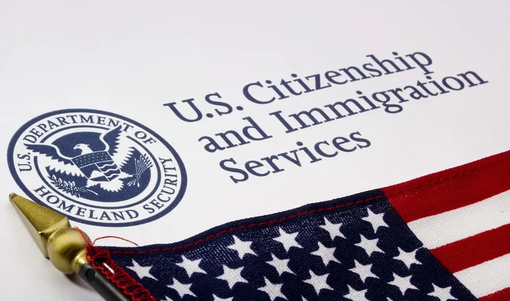 USCIS permite a los inmigrantes verificar el estatus de sus casos en línea.