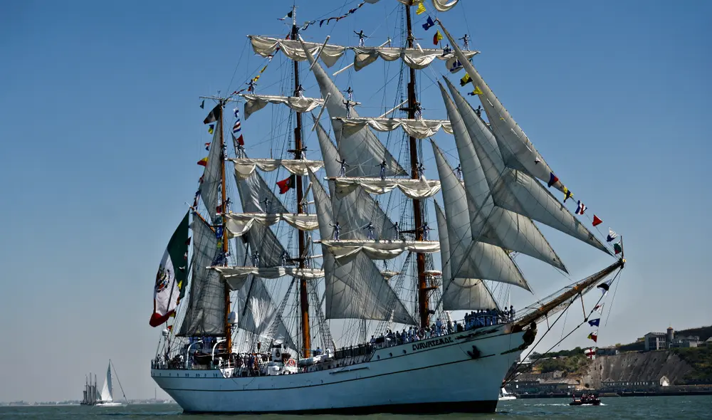 El impacto dejó daños severos en el Buque Escuela Cuauhtémoc de México, que transportaba a 270 personas. El impacto dejó daños severos en el Buque Escuela Cuauhtémoc de México, que transportaba a 270 personas.
