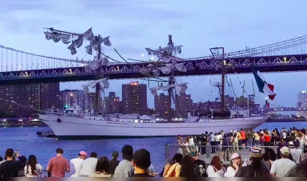 El Buque Escuela Cuauhtémoc chocó contra el Puente de Brooklyn durante una maniobra de salida en Nueva York.