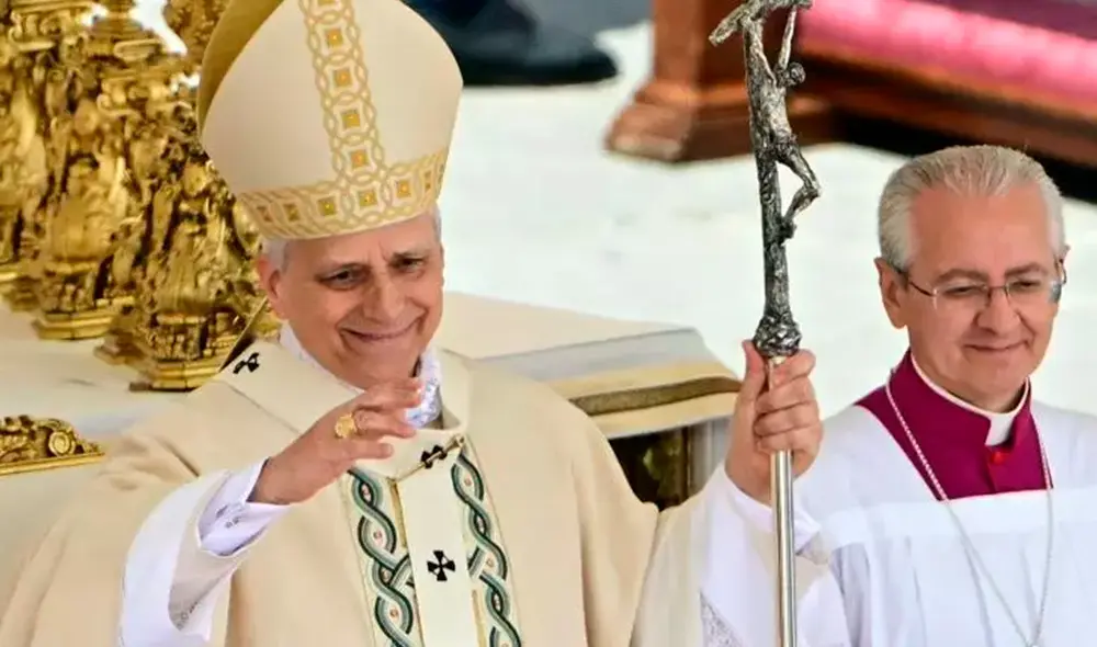 León XIV se mostró emocionado al recibir el Anillo del Pescador de manos del cardenal Tagle. Foto: AFP León XIV se mostró emocionado al recibir el Anillo del Pescador de manos del cardenal Tagle. Foto: AFP