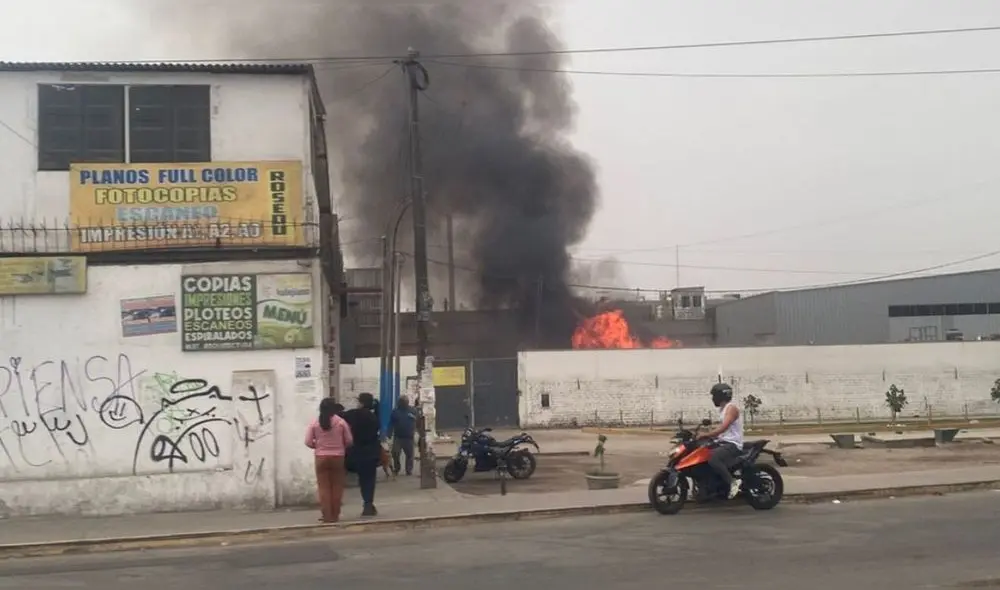 Incendio reportado a la altura de las avenidas Mendiola y San Bernardo. Foto: difusión