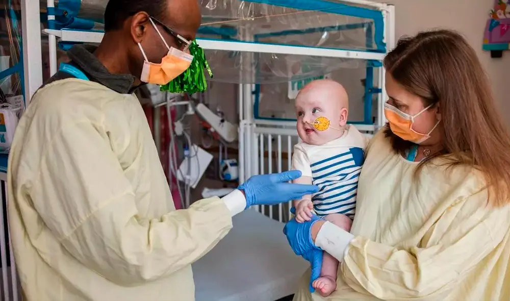 El cardiólogo Kiran Musunuru y la pediatra Rebecca Ahrens-Nicklas, con el bebé KJ Muldoon. Foto: AFP