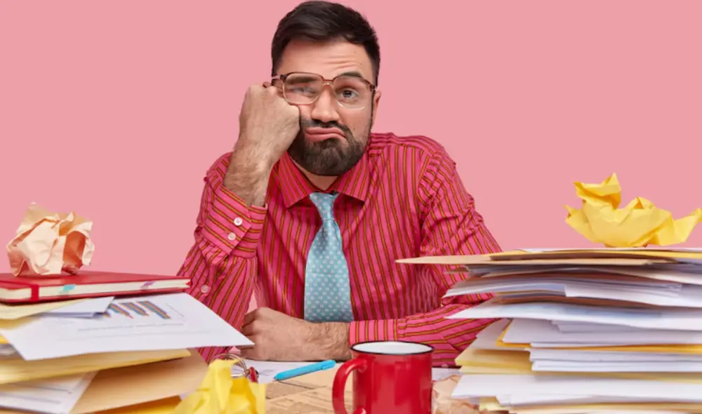 La desorganización en las personas refleja comportamientos y emociones que van más allá del orden físico. La psicología ofrece una luz sobre su influencia en la vida diaria. Foto: FreePik