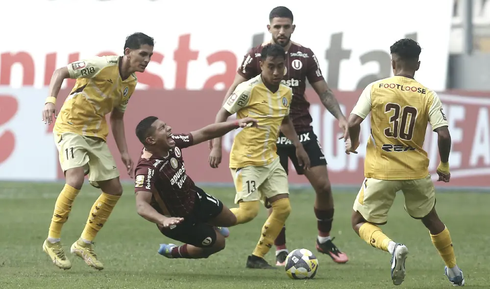 Edison Flores no puede ante la marca defensiva de Juan Pablo II.