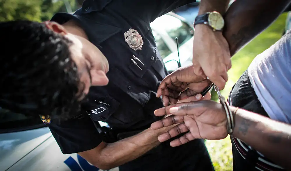 FLHSMV sanciona a conductores que incumplan la ley en Miami Dade con multas o la cárcel.