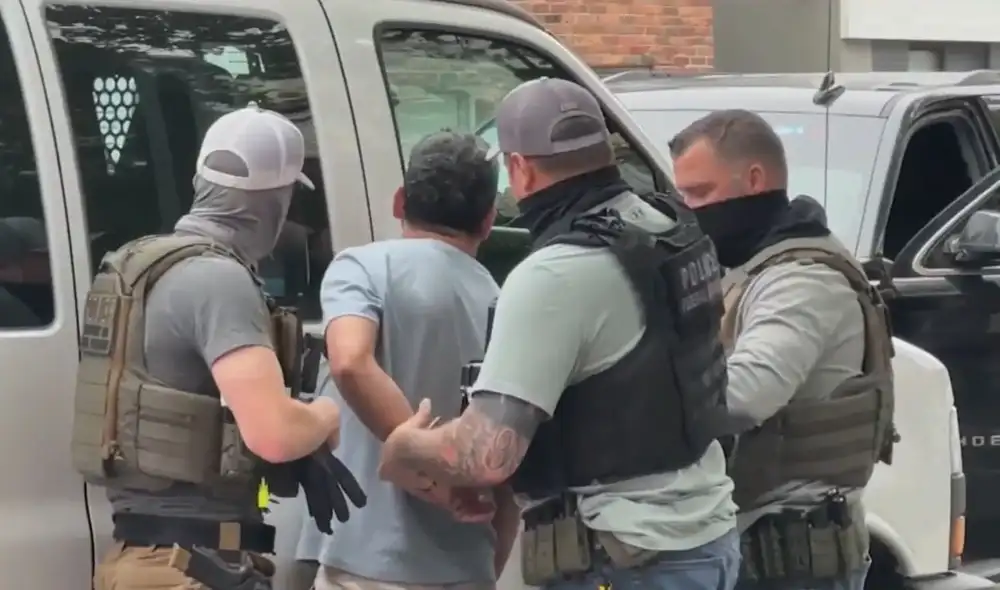 Agentes de ICE y DEA llevaron a cabo una redada en una gasolinera de Lowell, Massachusetts. Arrestaron a 11 inmigrantes ecuatorianos.