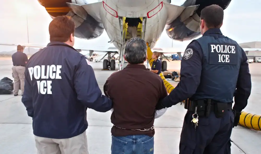 Texas refuerza controles migratorios y exige a inmigrantes portar documento que acredite su estatus legal para evitar ser deportados.