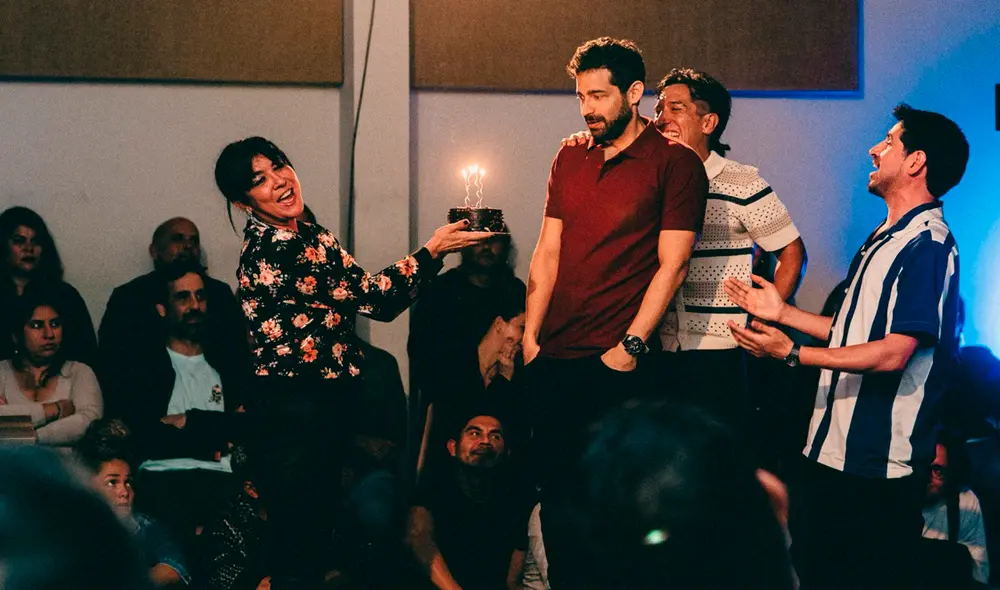 Con un enfoque inmersivo que combina teatro, música y luces, la obra invita a los espectadores a reflexionar sobre la intimidad y la soledad. Foto: difusión