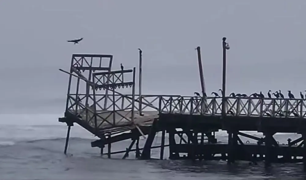 Visitantes registran colapso del muelle de Huanchaco. Foto: Difusión
